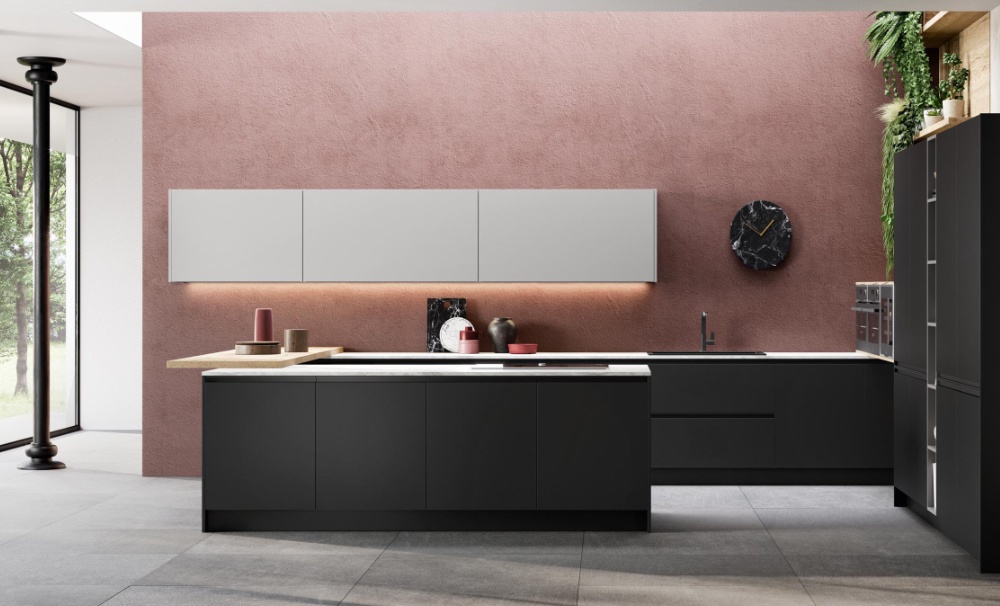 cucina minimal nera e bianca con muro rosa scuro