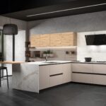 Una cucina bianca e moderna
